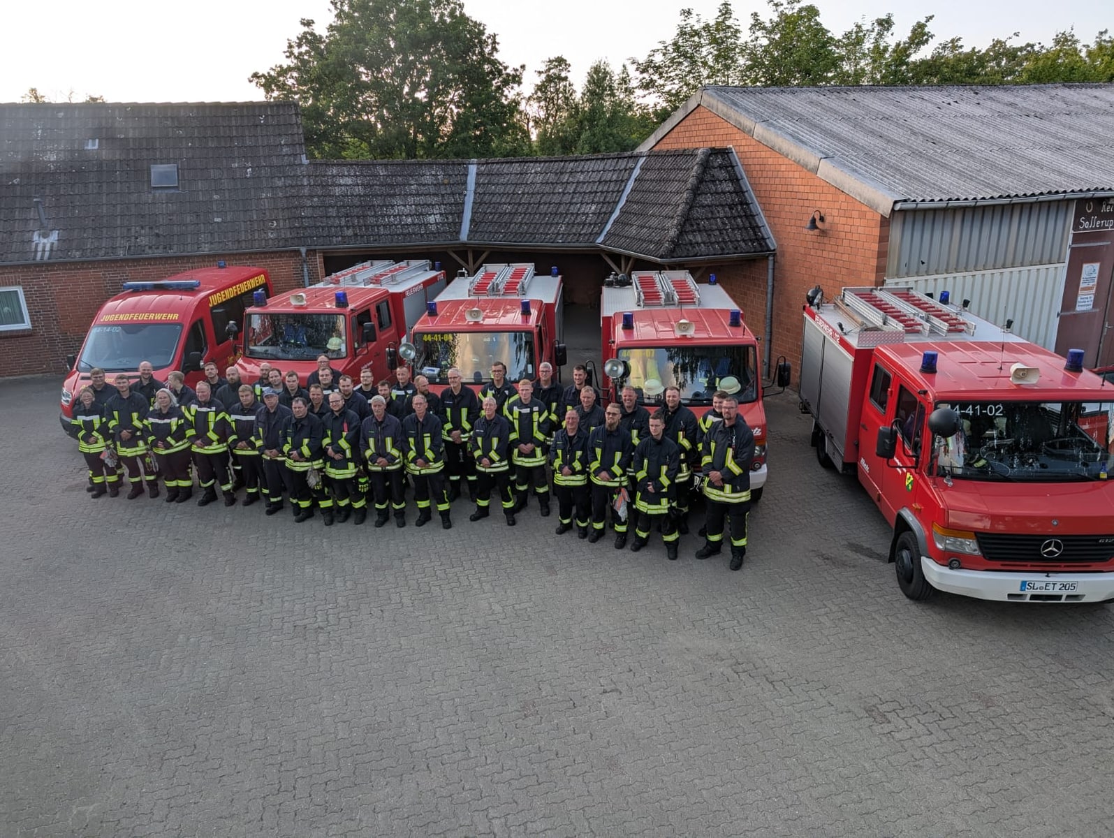 Mitglieder der Feuerwehren Jörler Raum und Janneby vor mehreren Einsatzfahrzeugen